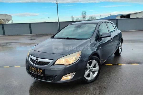 Opel Astra J — polovni automobil