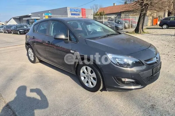 Opel Astra J — polovni automobil