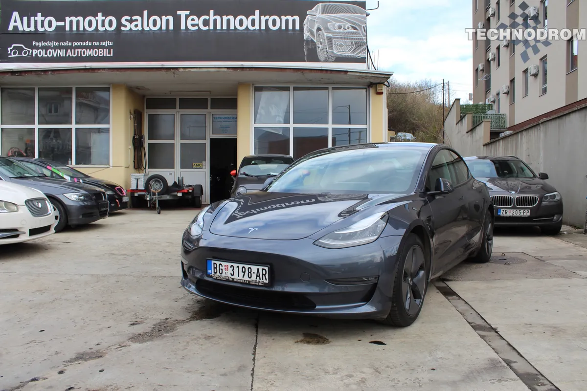 Tesla Model 3 — polovni automobil