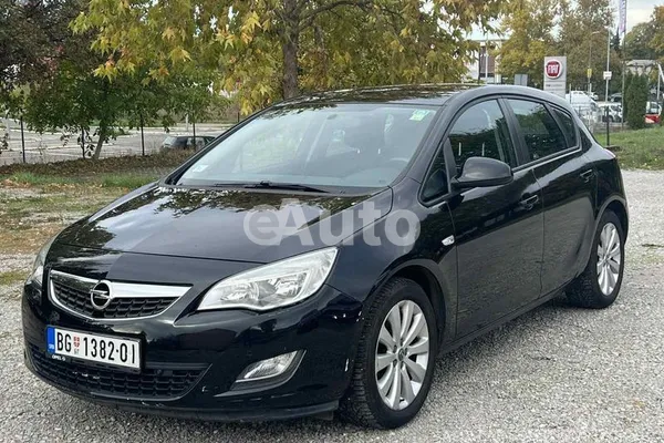 Opel Astra J — polovni automobil