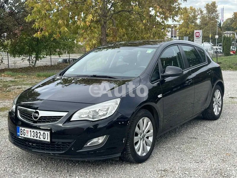 Opel Astra J — polovni automobil