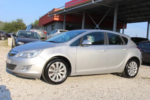 Opel Astra J — polovni automobil