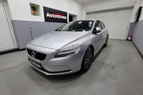 Volvo V40 — polovni automobil