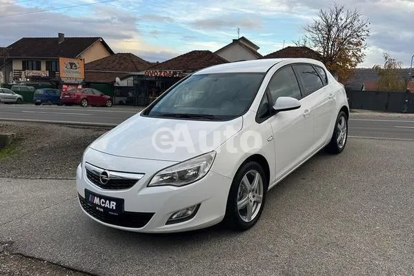 Opel Astra J — polovni automobil