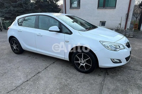 Opel Astra J — polovni automobil