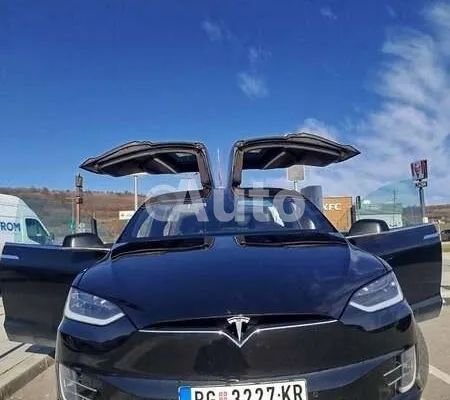 Tesla Model X — polovni automobil