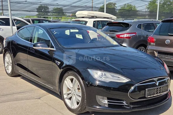 Tesla Model S — polovni automobil