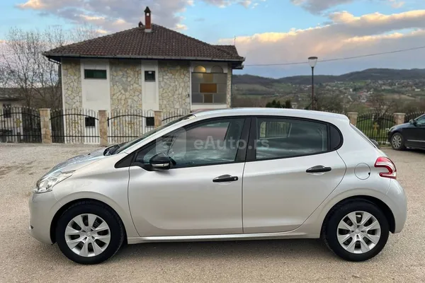Peugeot 208 — polovni automobil