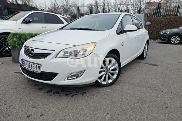 Opel Astra J — polovni automobil