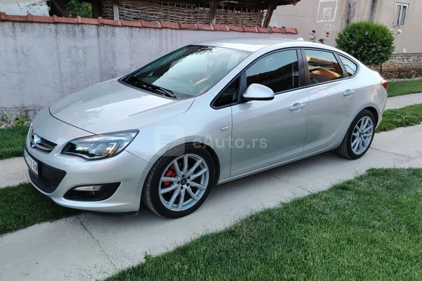 Opel Astra J — polovni automobil