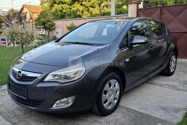 Opel Astra J — polovni automobil