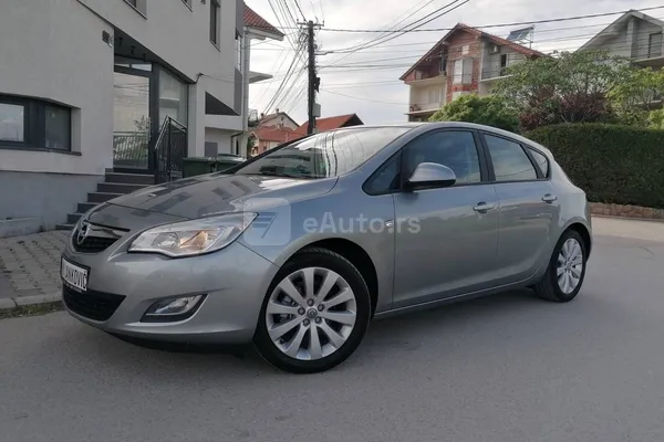 Opel Astra J — polovni automobil
