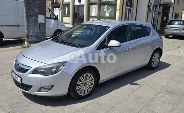 Opel Astra J — polovni automobil