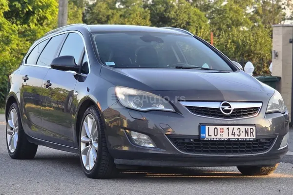 Opel Astra J — polovni automobil