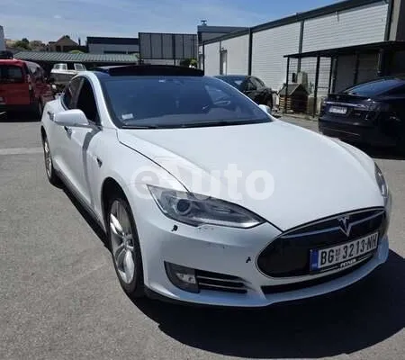 Tesla Model S — polovni automobil