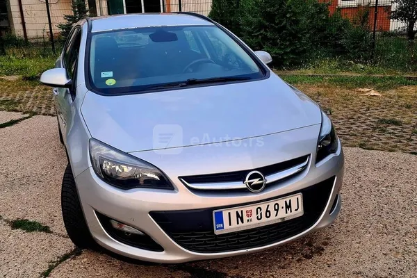 Opel Astra J — polovni automobil