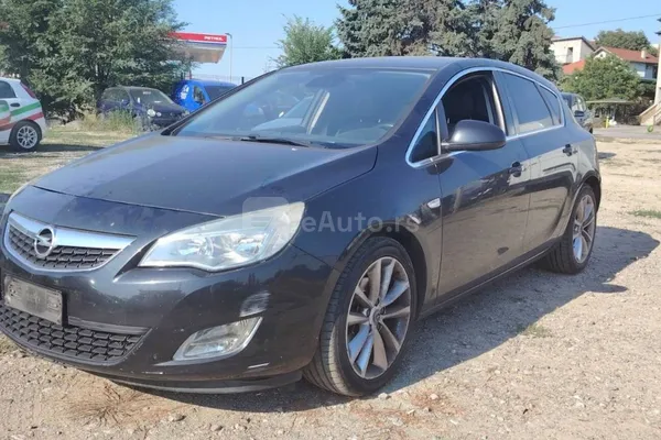 Opel Astra J — polovni automobil
