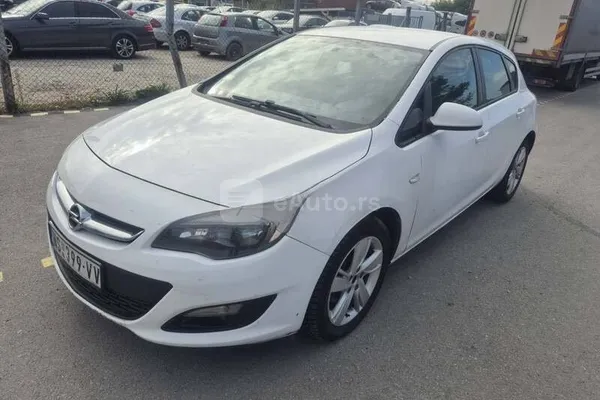 Opel Astra J — polovni automobil