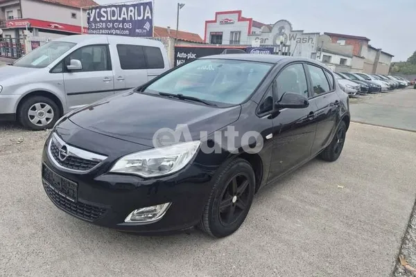 Opel Astra J — polovni automobil