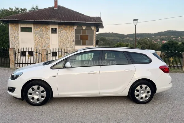 Opel Astra J — polovni automobil