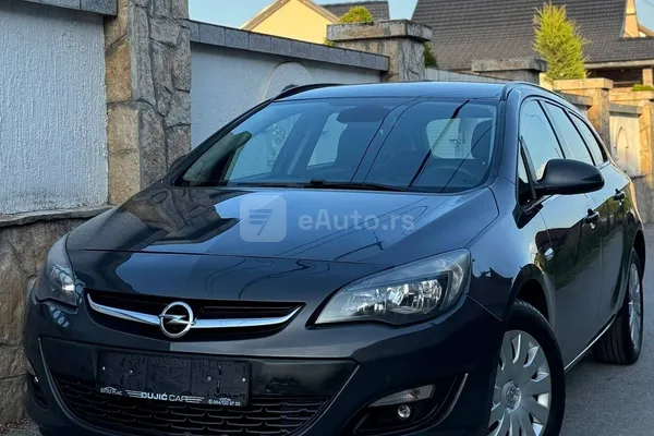 Opel Astra J — polovni automobil