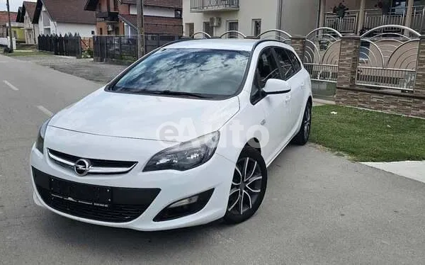 Opel Astra J — polovni automobil