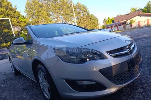 Opel Astra J — polovni automobil