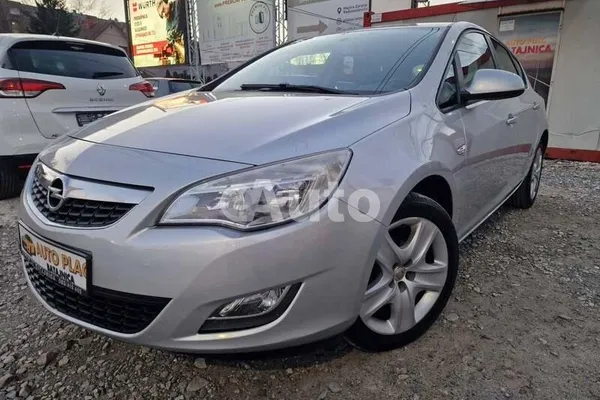Opel Astra J — polovni automobil