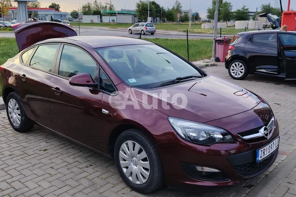 Opel Astra J — polovni automobil