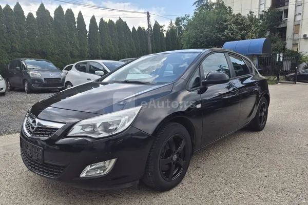 Opel Astra J — polovni automobil