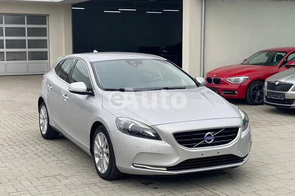 Volvo V40 — polovni automobil