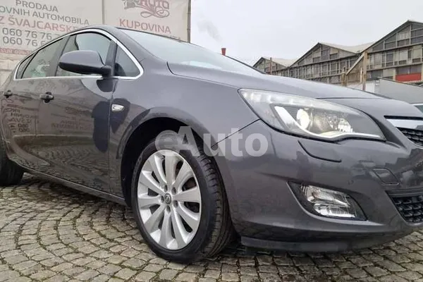 Opel Astra J — polovni automobil