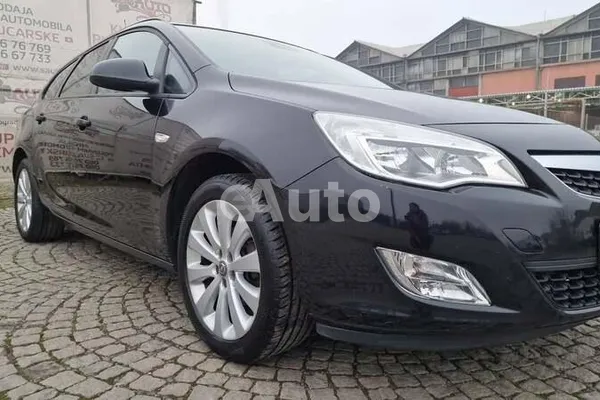 Opel Astra J — polovni automobil