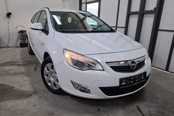 Opel Astra J — polovni automobil
