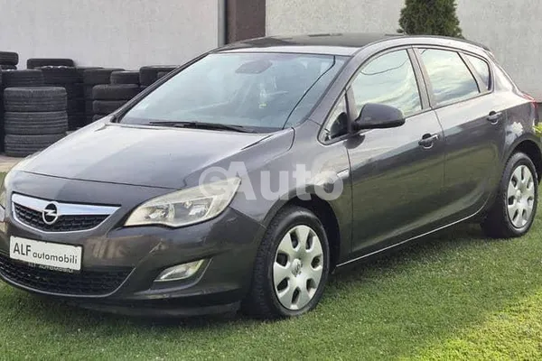 Opel Astra J — polovni automobil
