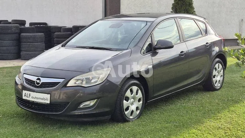 Opel Astra J — polovni automobil