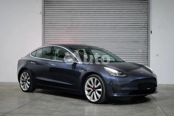 Tesla Model 3 — polovni automobil