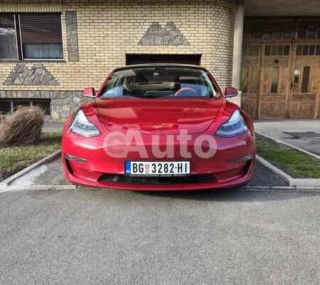 Tesla Model 3 — polovni automobil