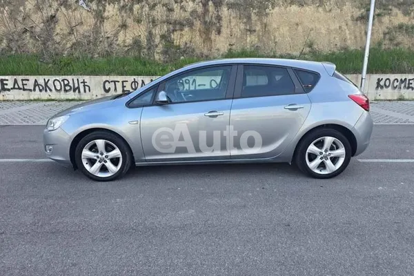 Opel Astra J — polovni automobil