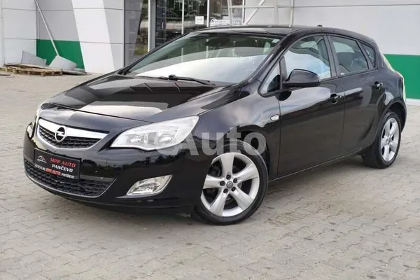 Opel Astra J — polovni automobil