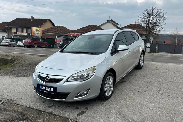 Opel Astra J — polovni automobil