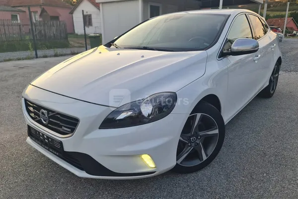 Volvo V40 — polovni automobil