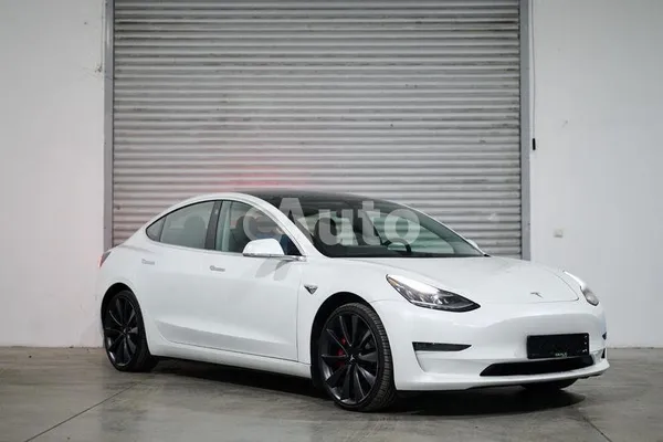 Tesla Model 3 — polovni automobil