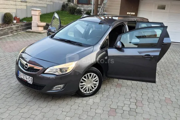 Opel Astra J — polovni automobil