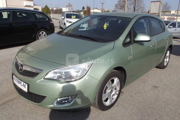 Opel Astra J — polovni automobil