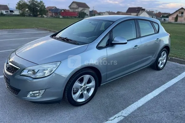 Opel Astra J — polovni automobil