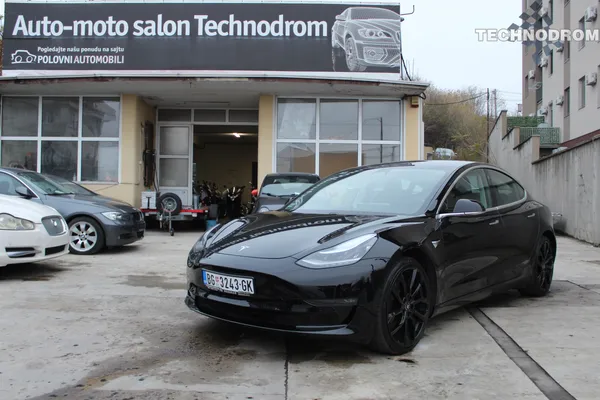 Tesla Model 3 — polovni automobil