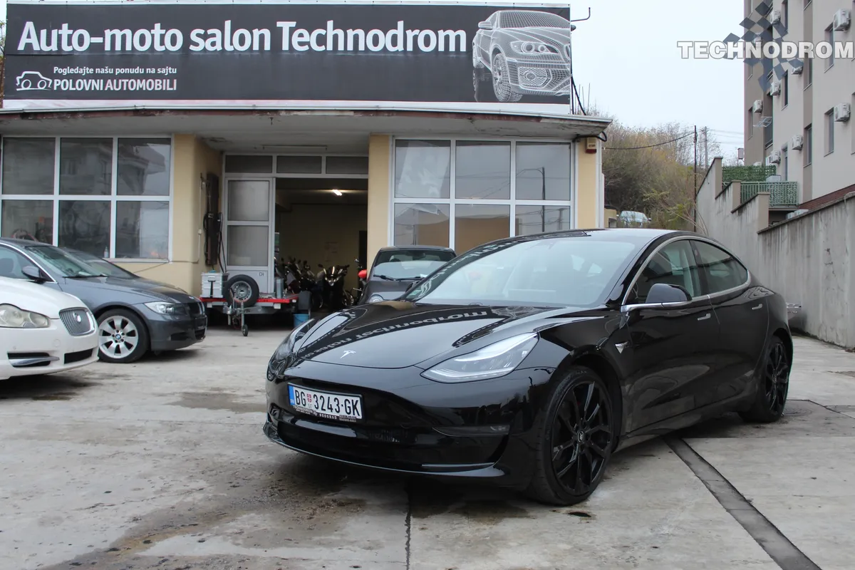 Tesla Model 3 — polovni automobil