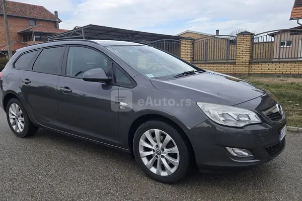 Opel Astra J — polovni automobil