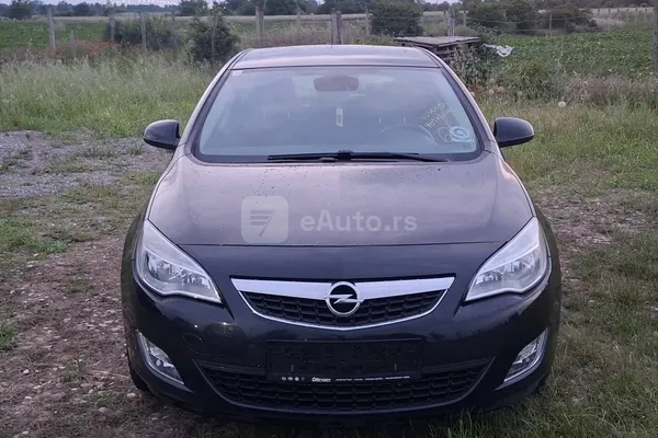 Opel Astra J — polovni automobil